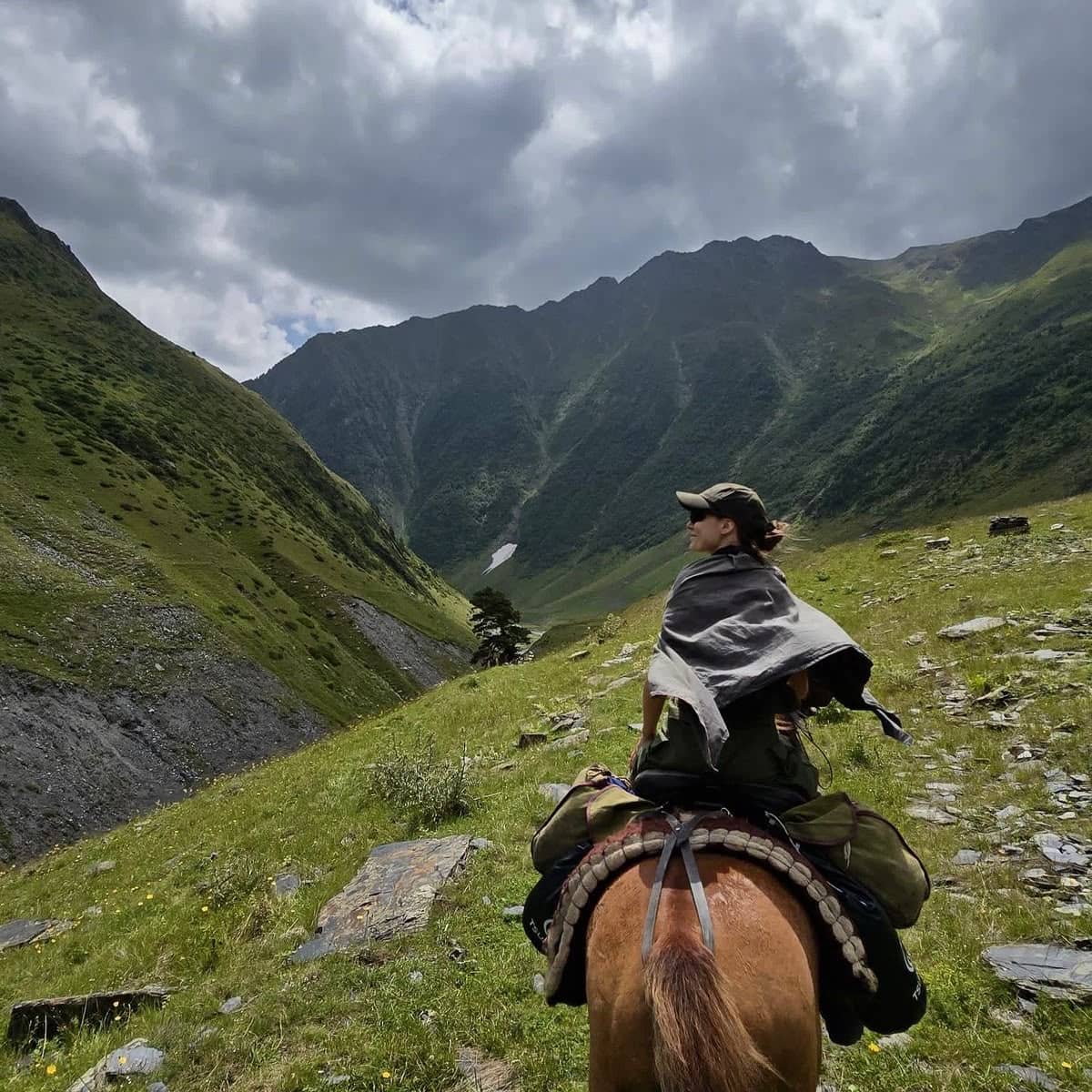 Cavalli al pascolo ai piedi delle Dolomiti — foto 2