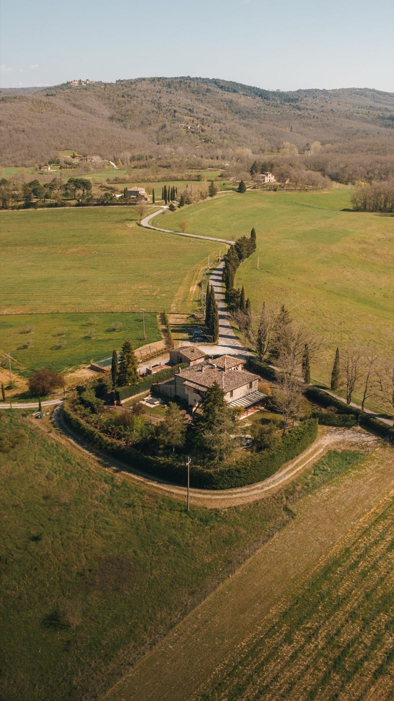 Cavaliere accanto al suo cavallo nel Chianti — foto 2