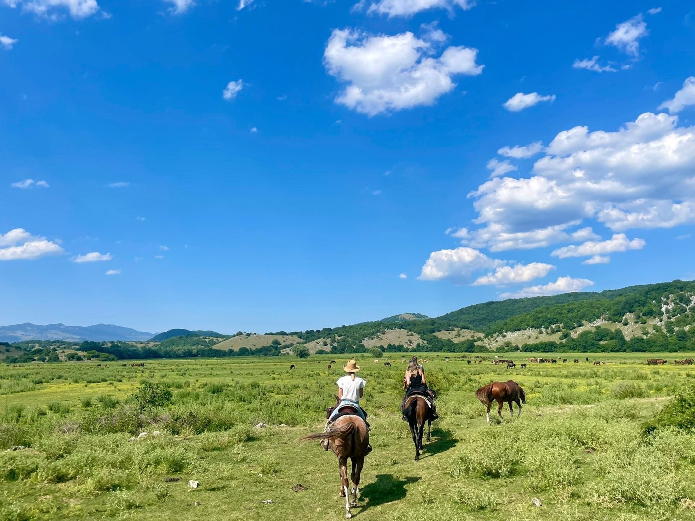 Fila di cavalieri nella Valle del Rodeo in Abruzzo — foto 1