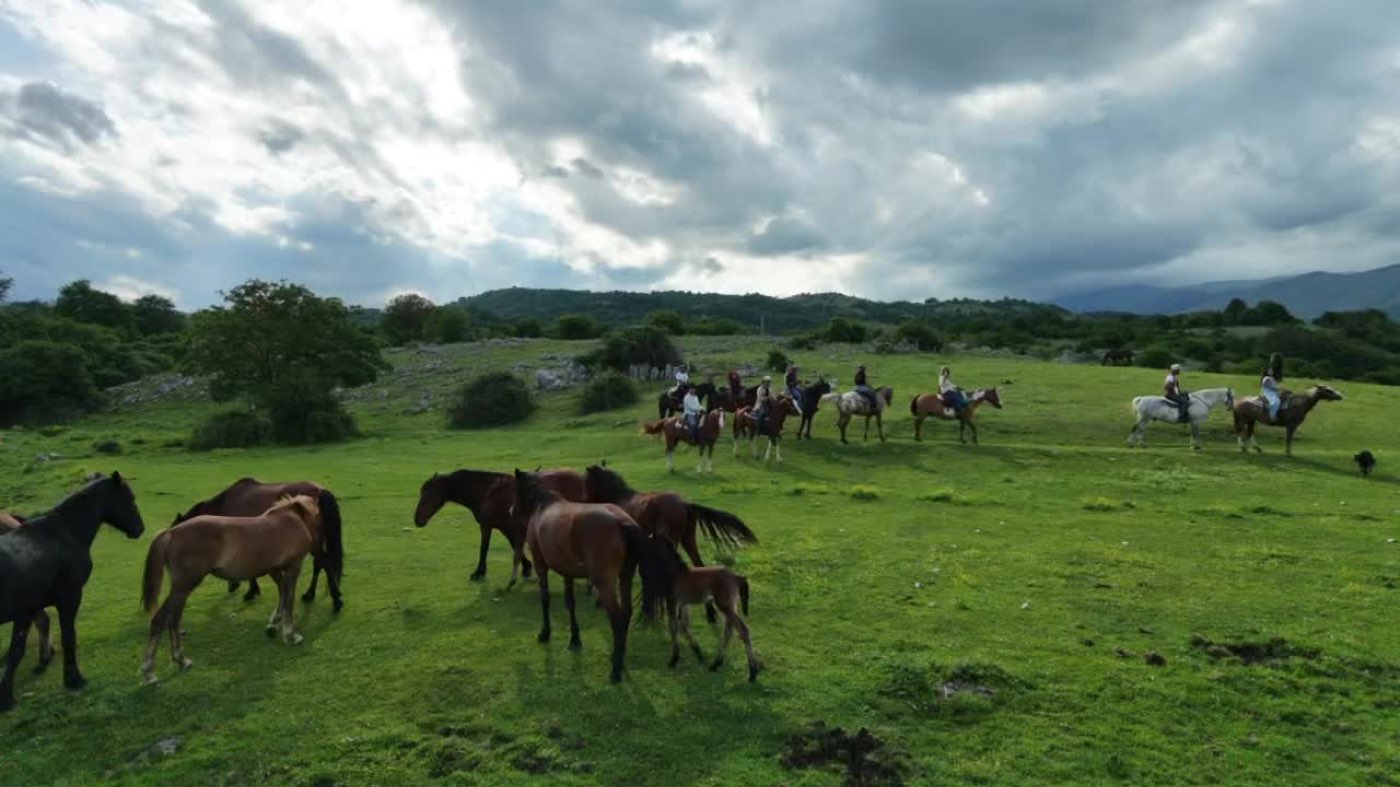 Fila di cavalieri nella Valle del Rodeo in Abruzzo — foto 5